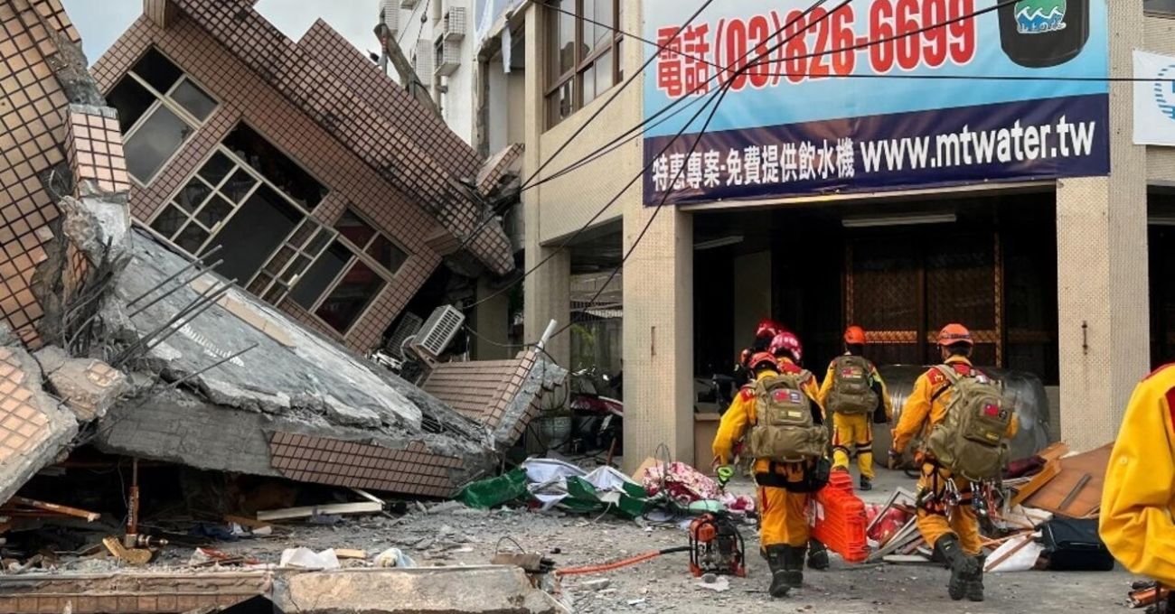 Colapso de edificios y deslizamientos de tierra: las impactantes imágenes que deja el terremoto en Taiwán