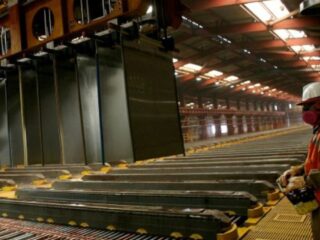 Las compras de fondos y un dólar más débil llevan al cobre a un nuevo máximo de 14 meses