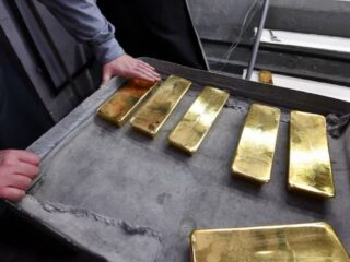 Oro se consolida cerca de máximo histórico en medio de esperanzas de recorte de tasas en EE.UU.