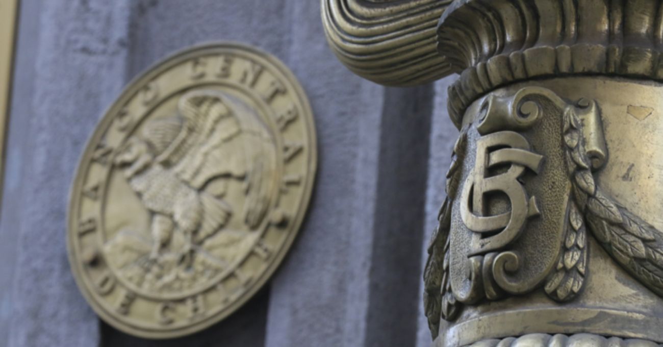 Mensajes del Banco Central y alza del cobre provocan un desplome de $20 en el precio del dólar