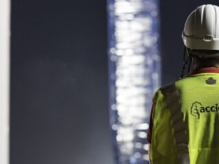 Oportunidades laborales en Acciona: Vacantes para ingenieros, analistas y jefes