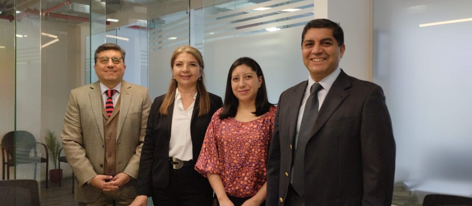 Centro de Arbitraje y Mediación Minero y Pilar Sustentable Spa firman convenio de colaboración
