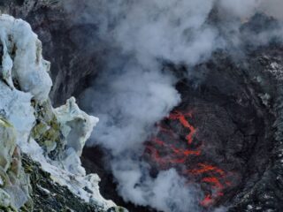 Volcán en la Antártida arroja 80 gramos de oro al día
