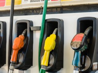Tensiones geopolíticas y decepcionante crecimiento económico impulsan precio del petróleo