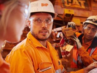 BHP considera una oferta mejorada por Anglo American