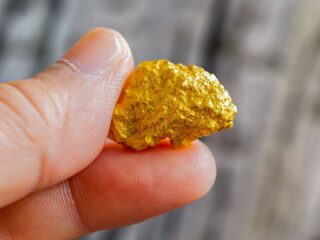 Oro Alcanza Nuevo Récord Histórico Impulsado por Expectativas de Recorte de Tasas de la Fed