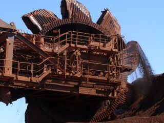 Precios del mineral de hierro se recuperan después de su caída más baja en 10 meses, según datos de Saldanha Port.