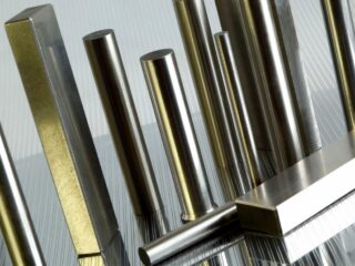 Estados Unidos y Reino Unido intensifican sanciones contra metales rusos