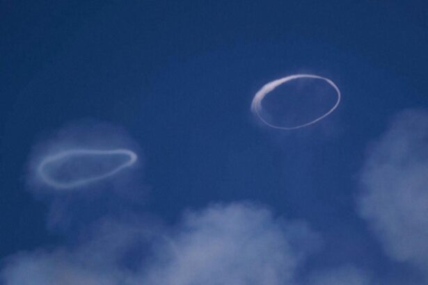 Alucinantes anillos de humo emergen del Volcán Etna en Italia