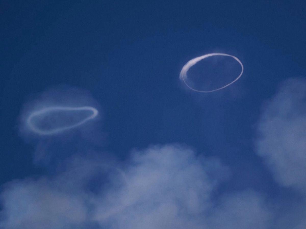 Alucinantes anillos de humo emergen del Volcán Etna en Italia