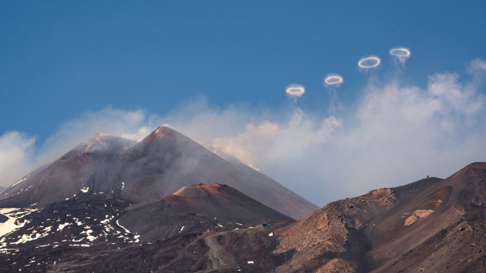 Magnifici anelli di fumo emergono dall'Etna in Italia