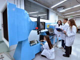 Nuevo curso de laboratorio de energías renovables de la UAI permite a estudiantes aprender sobre energía solar y eólica en terreno, y sobre electrónica de potencia en laboratorio
