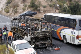Incendio de bus en Carretera El Cobre pone en peligro a trabajadores de El Teniente