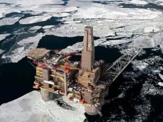 Descubrimiento de grandes reservas de petróleo y gas en la Antártida británica.