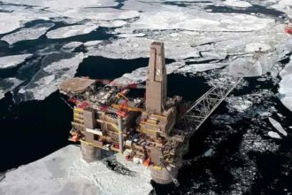 Descubrimiento de grandes reservas de petróleo y gas en la Antártida británica.