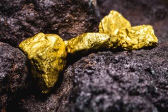 Producción de oro proyectada con beneficios económicos, sostenibilidad y futuro prometedor
