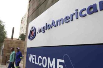 Accionistas de BHP esperan oferta mejorada en reestructuración de Anglo American