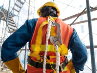 Trabajadores en Chile podrán recibir bonos y subsidios en mayo