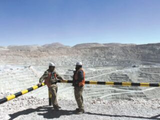 Analistas creen que BHP intentará otros objetivos tras desistir de Anglo: mencionan que podría apuntar a Antofagasta o Lundin