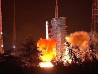 China envía misión histórica para recoger muestras de la Luna