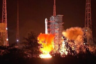 China envía misión histórica para recoger muestras de la Luna