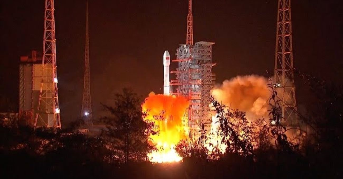 China envía misión histórica para recoger muestras de la Luna