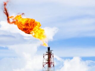 La UE aprueba ley para reducir emisiones de metano en importaciones de petróleo y gas.