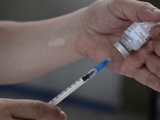 Metro de Santiago habilita puntos de vacunación contra la influenza y el Covid-19