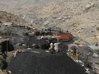 Dificultades financieras en la expansión de minas de carbón en Pakistán