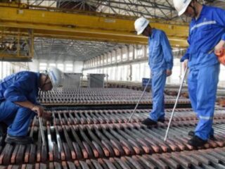 China desafía la escasez de cobre con expansión de sus fundiciones