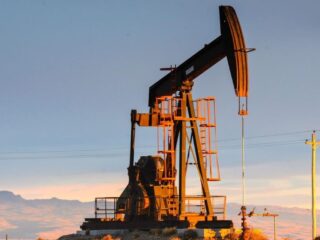 Los precios del petróleo suben ante mayores demandas y factores geopolíticos.