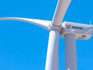 Aramco muestra interés en adquirir participación en energías renovables de Repsol