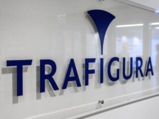 "Atrapado en un enfrentamiento: el mercado de aluminio y Trafigura Group"