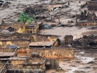 Gobierno de Brasil exige indemnización millonaria por colapso de presa en Mariana