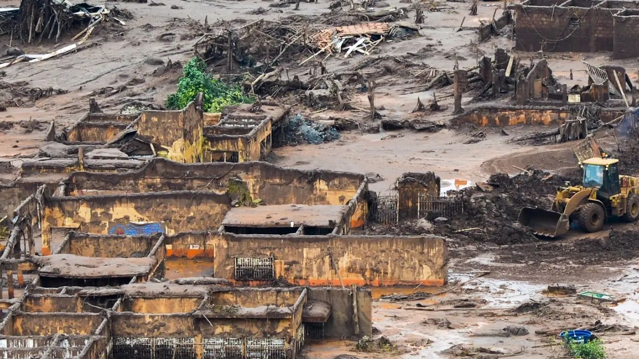 Gobierno de Brasil exige indemnización millonaria por colapso de presa en Mariana