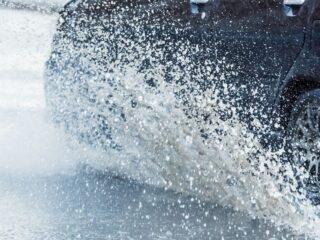 Alerta de multas por mojar a peatones durante sistema frontal en Santiago