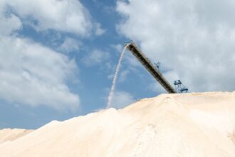 "Los 9 perfiles laborales más demandados en la minería de litio en Chile"