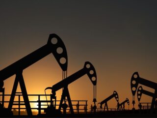 Aumento de precios del petróleo por reducción de inventarios en EE.UU. y aumento de importaciones chinas
