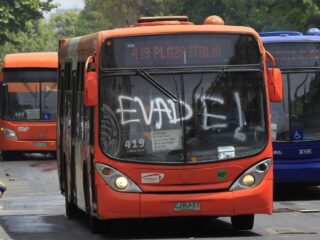 ¿Cuál es la multa por evadir el pago del pasaje en el transporte público?