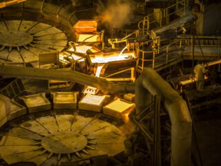 Los inversionistas impulsan el cobre hacia un nuevo máximo de dos años