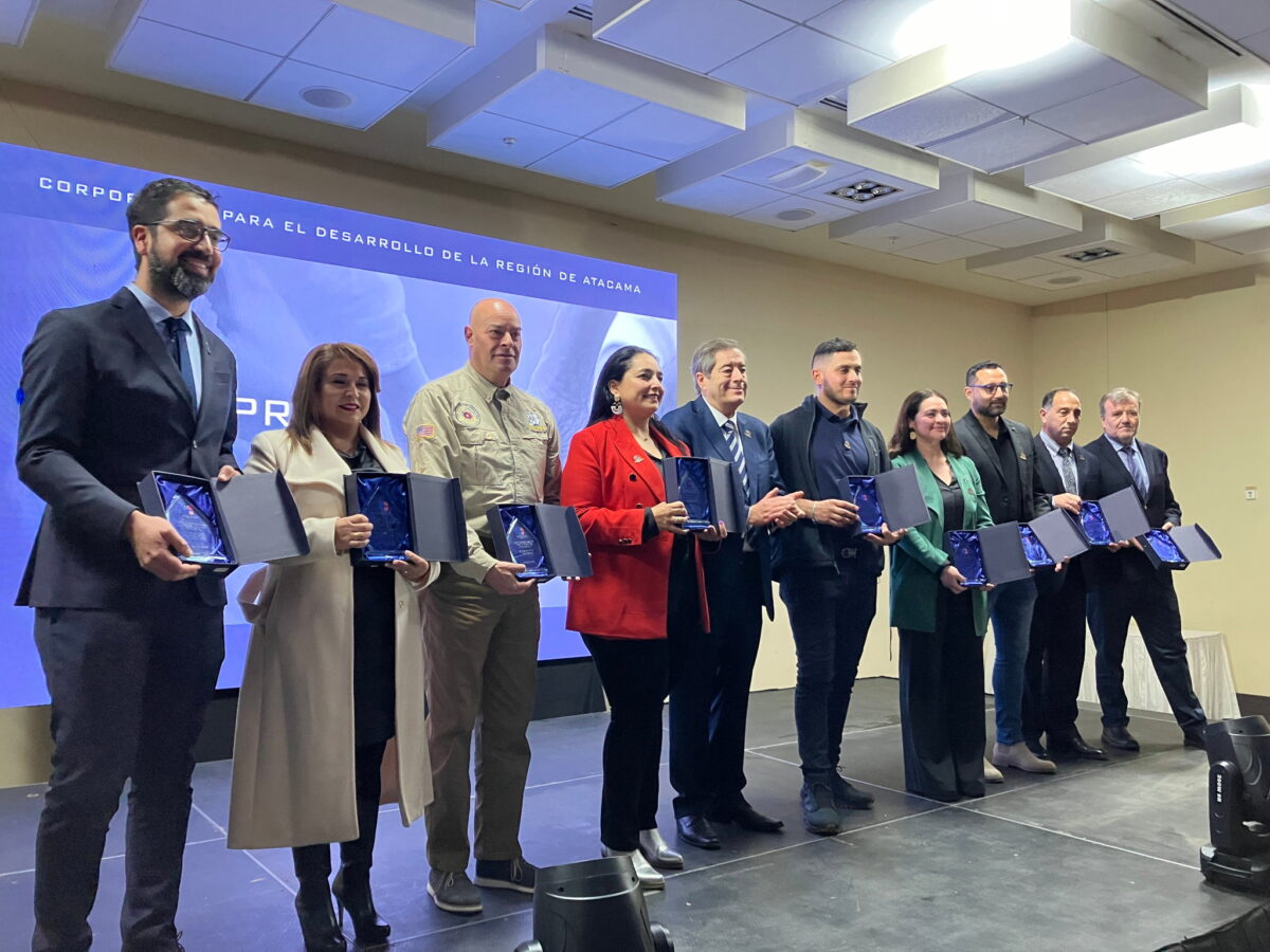 Nueve empresas se unen a la Corporación para el Desarrollo de Atacama, redoblando su apuesta por el desarrollo sustentable y sostenible de la región. Nueve empresas se unen a la Corporación para el Desarrollo de Atacama, redoblando su apuesta por el desarrollo sustentable y sostenible de la región.