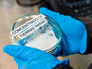 Aclara ingresa a evaluación ambiental proyecto optimizado de tierras raras en Penco