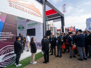 Sierra Gorda SCM firma compromiso por la sustentabilidad con sus proveedores
