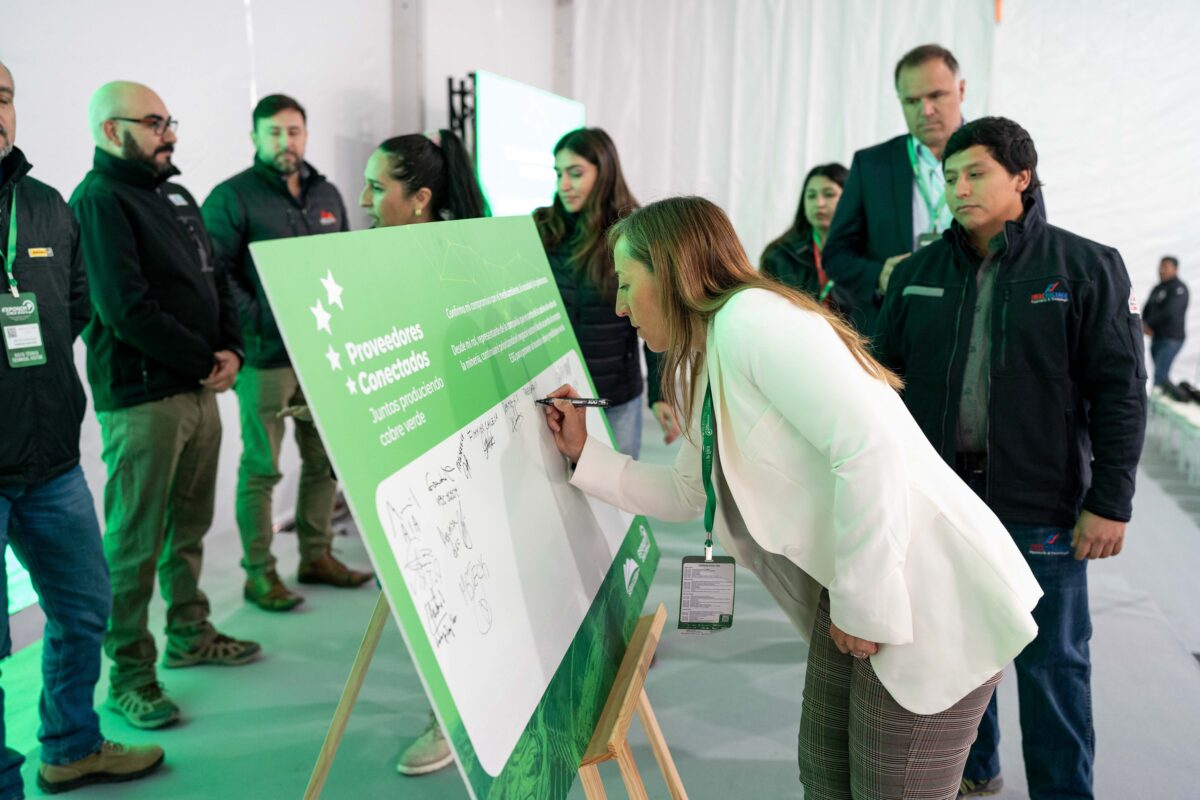 Sierra Gorda SCM firma compromiso por la sustentabilidad con sus proveedores Sierra Gorda SCM firma compromiso por la sustentabilidad con sus proveedores