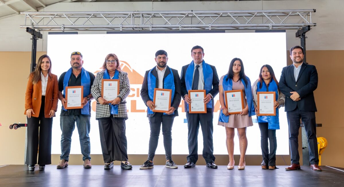 35 vecinos de caletas del sur de Iquique regularizan su educación básica y media 35 vecinos de caletas del sur de Iquique regularizan su educación básica y media