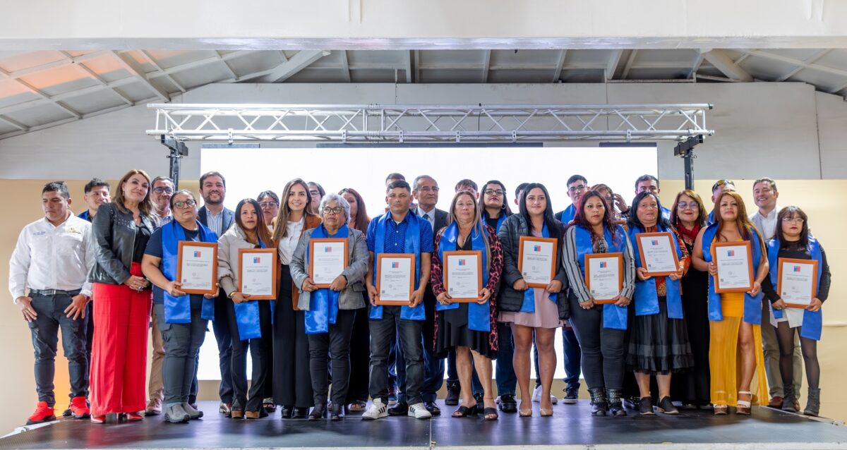 35 vecinos de caletas del sur de Iquique regularizan su educación básica y media 35 vecinos de caletas del sur de Iquique regularizan su educación básica y media