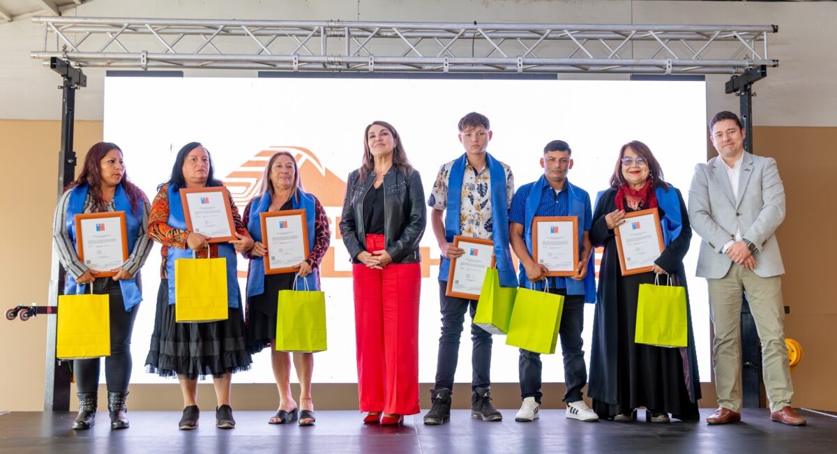 35 vecinos de caletas del sur de Iquique regularizan su educación básica y media 35 vecinos de caletas del sur de Iquique regularizan su educación básica y media