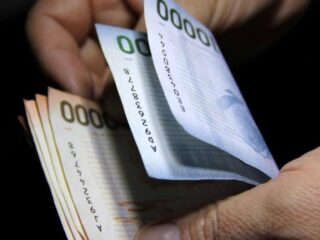 Alza del salario mínimo y aumento de bonos estatales en Chile