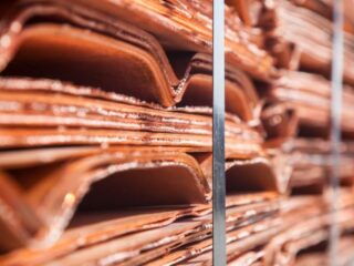Futuros de cobre caen a su menor nivel en casi un mes lastrados por la escasa demanda desde China