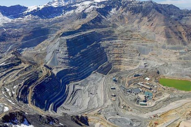 CEO de Anglo Chile admite que la producción de Los Bronces caerá 30% en 2025 y mercado advierte efecto en Codelco